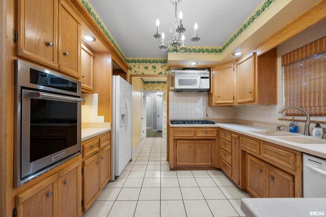 660 18TH Avenue, East Moline, IL 61244