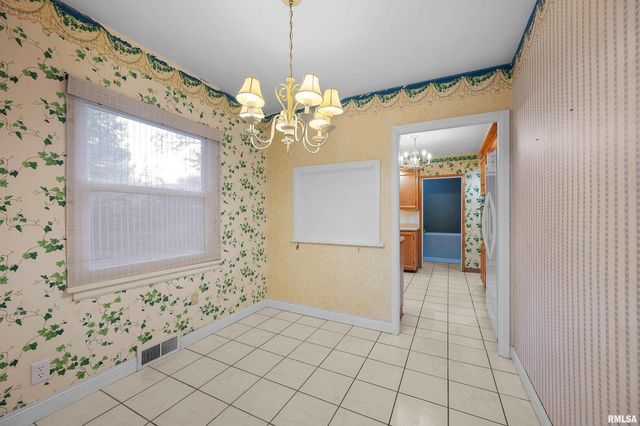 660 18TH Avenue, East Moline, IL 61244