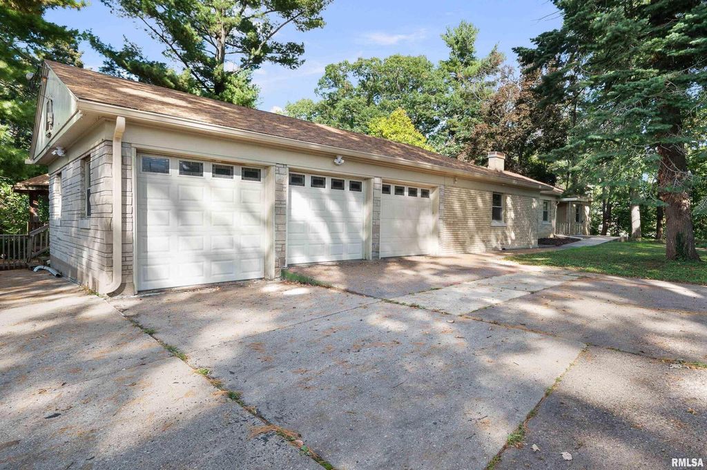 660 18TH Avenue, East Moline, IL 61244