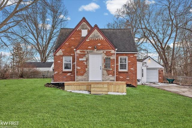 7205 Williams Lake Road, Waterford, MI 48329