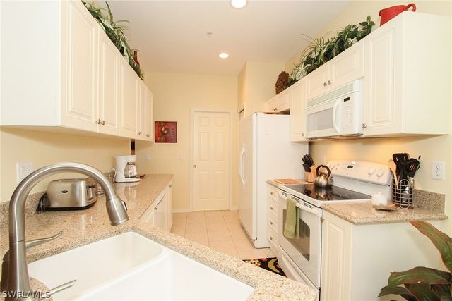 4615 Hawks Nest DR B-201, Naples, FL 34114