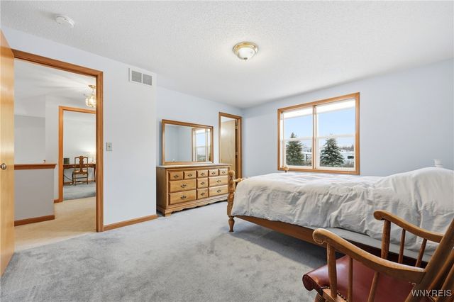 93 Carla Lane, West Seneca, NY 14224