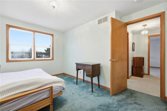 93 Carla Lane, West Seneca, NY 14224