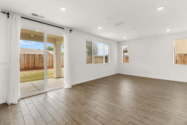 8823 Spencerport Dr, Sacramento, CA 95829