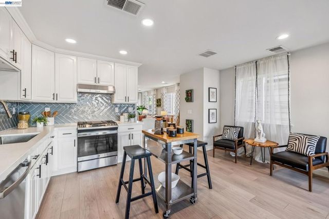 2431 LINDEN STREET, Oakland, CA 94607