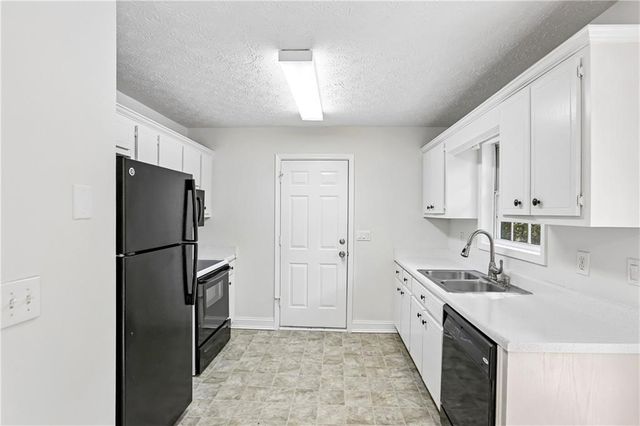 5511 Pond Mill Court, Flowery Branch, GA 30542