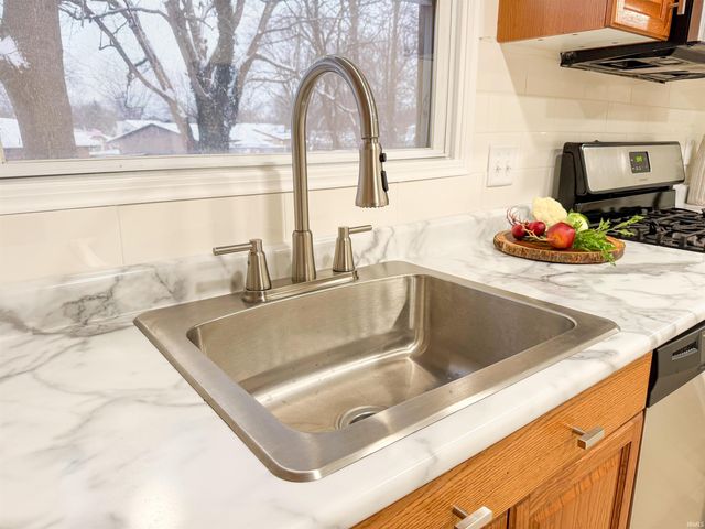 6124 Gotham Drive, South Bend, IN 46614