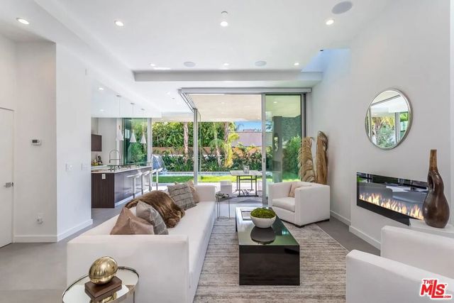 8932 Dorrington Avenue, Los Angeles, CA 90048
