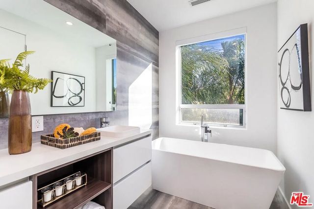 8932 Dorrington Avenue, Los Angeles, CA 90048