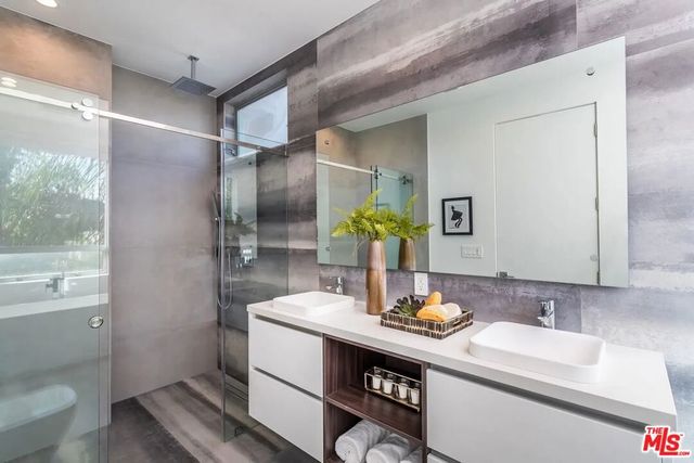 8932 Dorrington Avenue, Los Angeles, CA 90048