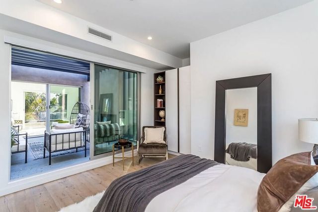 8932 Dorrington Avenue, Los Angeles, CA 90048