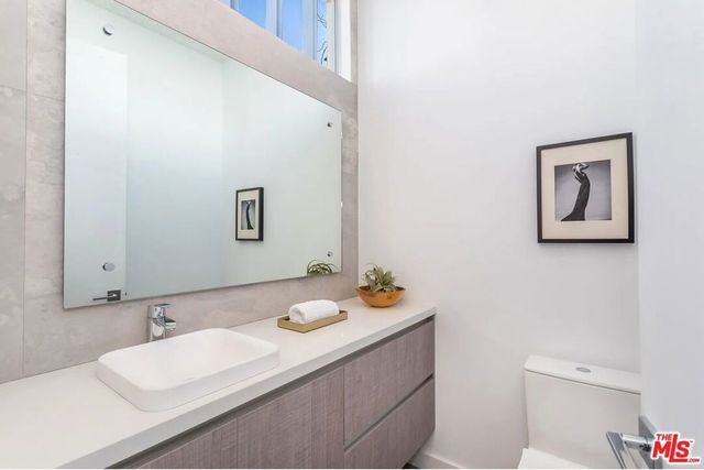 8932 Dorrington Avenue, Los Angeles, CA 90048