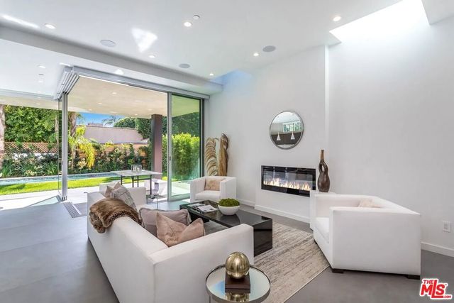 8932 Dorrington Avenue, Los Angeles, CA 90048