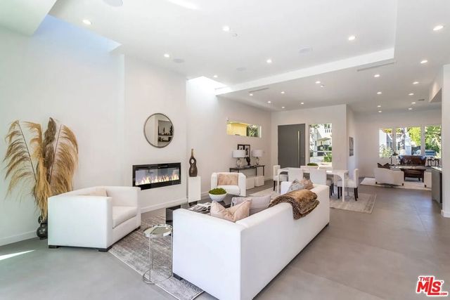 8932 Dorrington Avenue, Los Angeles, CA 90048