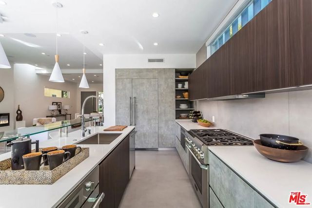 8932 Dorrington Avenue, Los Angeles, CA 90048