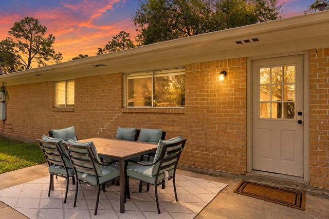 406 Christina Lane, Friendswood, TX 77546
