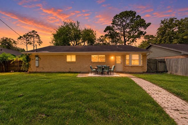 406 Christina Lane, Friendswood, TX 77546