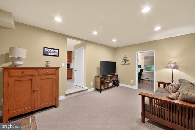 37 N LONGPOINT LN, Rose Valley, PA 19063
