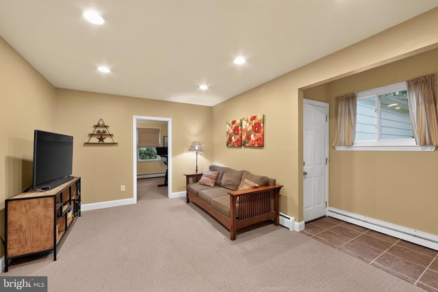 37 N LONGPOINT LN, Rose Valley, PA 19063