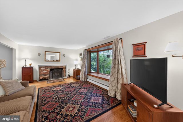 37 N LONGPOINT LN, Rose Valley, PA 19063