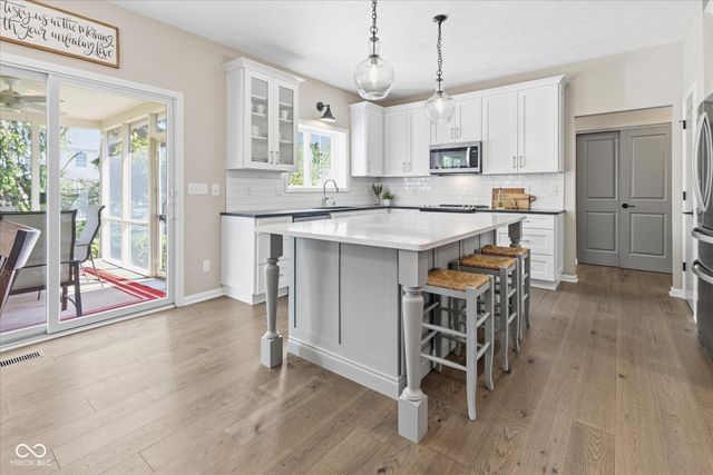 9070 Iris Lane, Zionsville, IN 46077