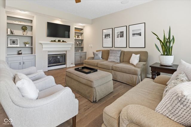 9070 Iris Lane, Zionsville, IN 46077
