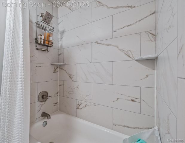 751 Woodleigh Way, Oxford Village, MI 48371