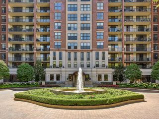 55 W Delaware Place P-8, Chicago, IL 60610