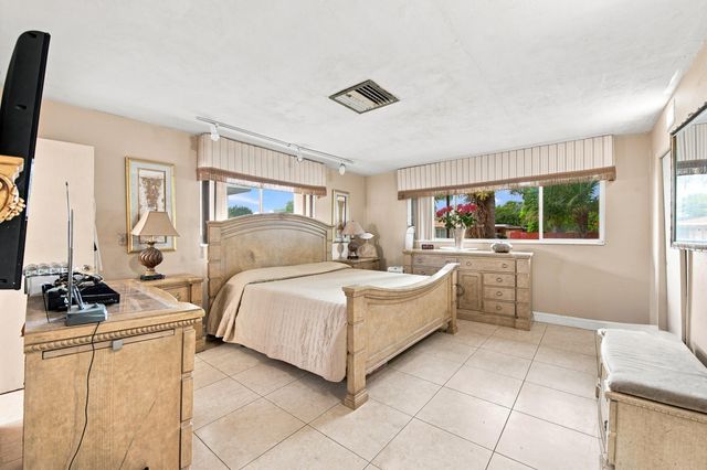 1000 WYOMING Avenue, Fort Lauderdale, FL 33312