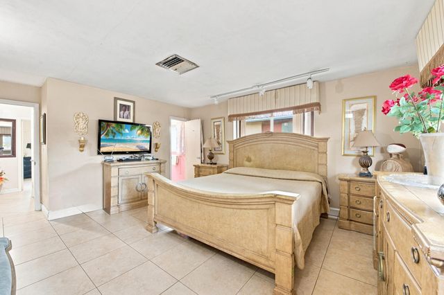 1000 WYOMING Avenue, Fort Lauderdale, FL 33312