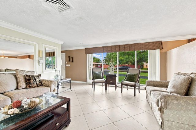 1000 WYOMING Avenue, Fort Lauderdale, FL 33312