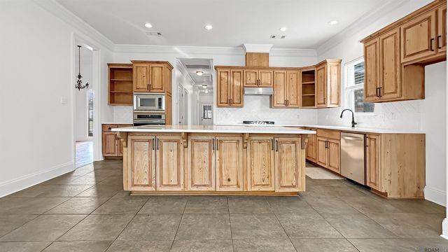 13583 Lakeway Dr, Prairieville, LA 70769