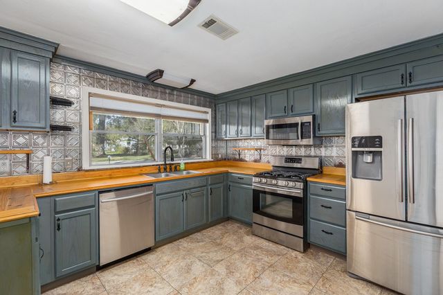 409 E Linney Street, Dayton, TX 77535