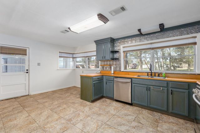 409 E Linney Street, Dayton, TX 77535