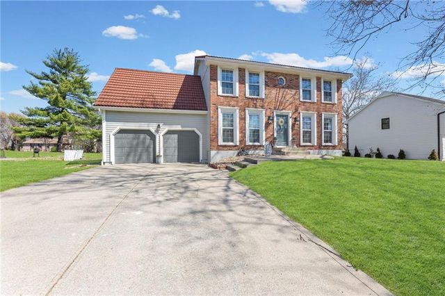 202 NW Ironbark Street, Lee's Summit, MO 64064