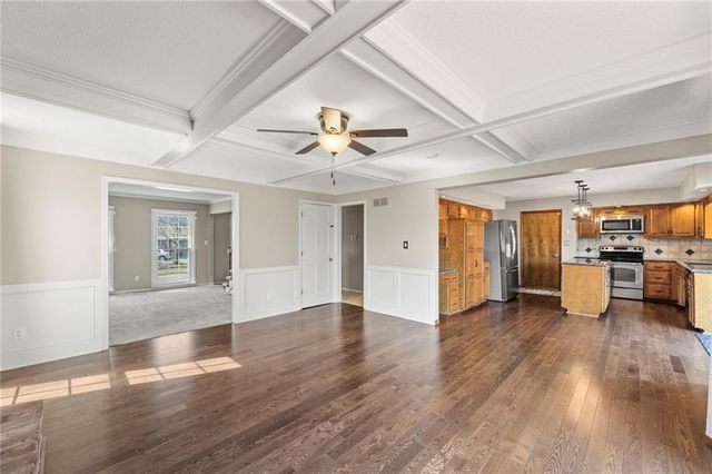 202 NW Ironbark Street, Lee's Summit, MO 64064