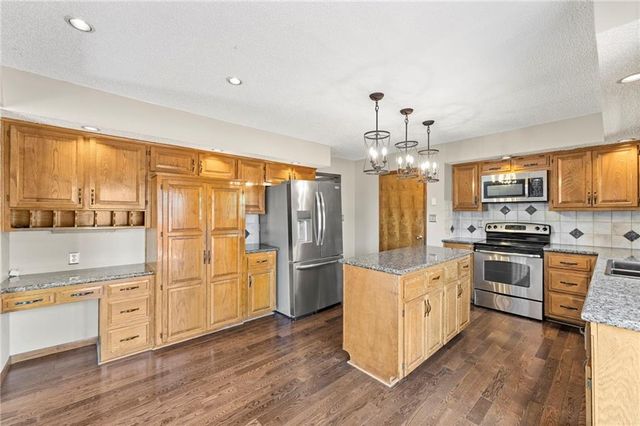 202 NW Ironbark Street, Lee's Summit, MO 64064