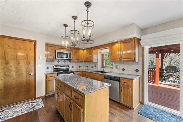 202 NW Ironbark Street, Lee's Summit, MO 64064