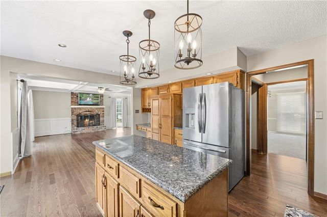 202 NW Ironbark Street, Lee's Summit, MO 64064