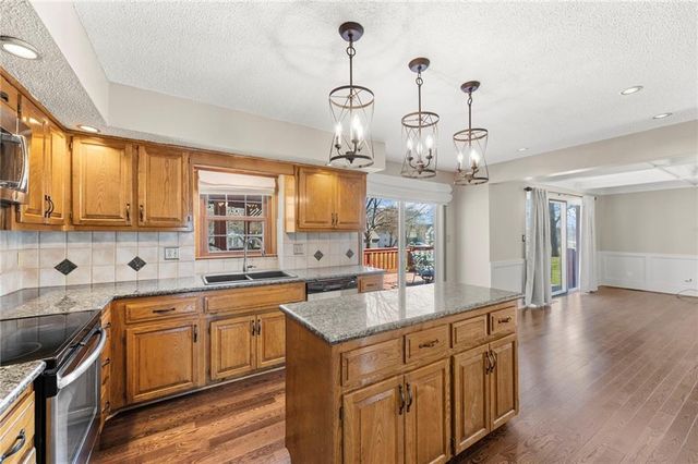 202 NW Ironbark Street, Lee's Summit, MO 64064