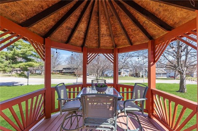 202 NW Ironbark Street, Lee's Summit, MO 64064