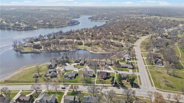 202 NW Ironbark Street, Lee's Summit, MO 64064