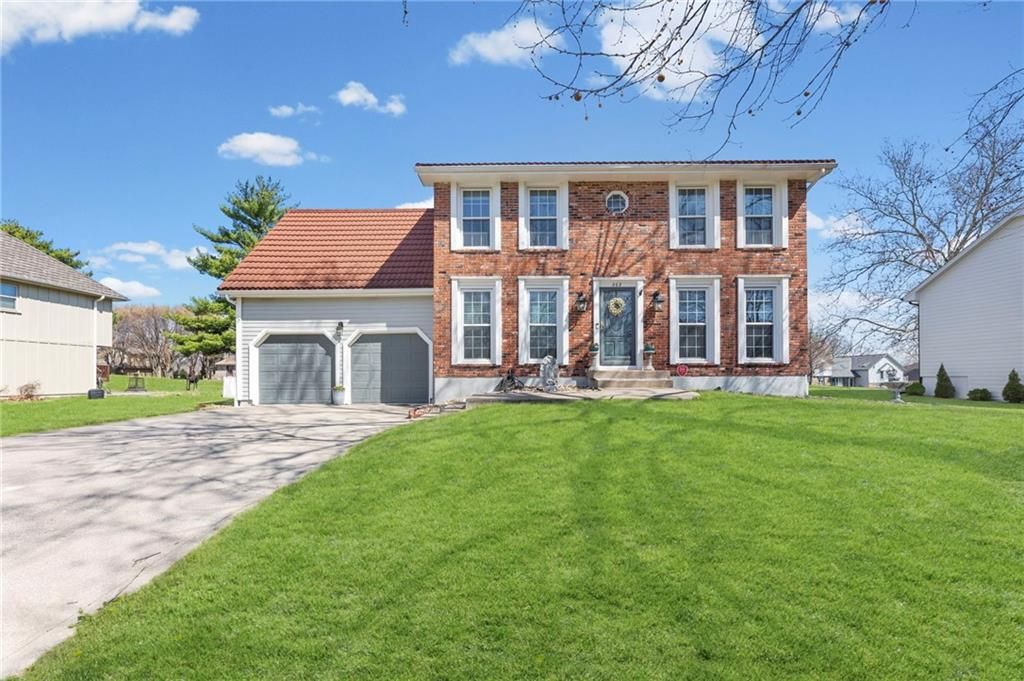 202 NW Ironbark Street, Lee's Summit, MO 64064