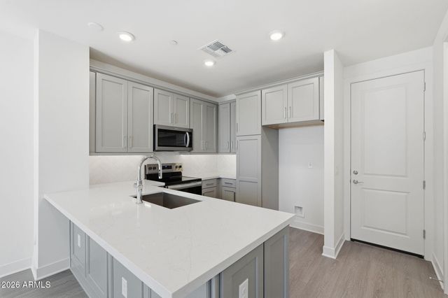 2121 W SONORAN DESERT Drive 80, Phoenix, AZ 85085