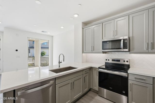 2121 W SONORAN DESERT Drive 80, Phoenix, AZ 85085