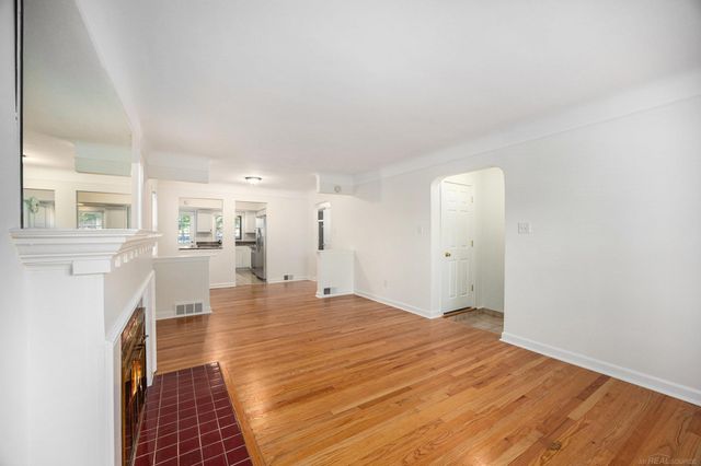 2368 Allard Avenue, Grosse Pointe Woods, MI 48236