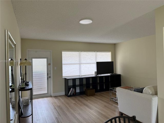 9101 Sunrise Lakes Boulevard 215, Sunrise, FL 33322