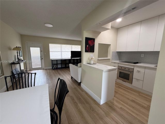 9101 Sunrise Lakes Boulevard 215, Sunrise, FL 33322