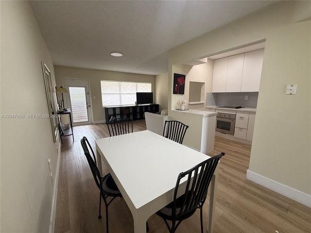 9101 Sunrise Lakes Boulevard 215, Sunrise, FL 33322