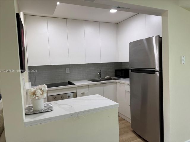 9101 Sunrise Lakes Boulevard 215, Sunrise, FL 33322